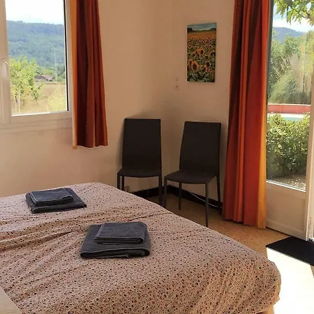 Spacious With Swimming Pool Nyaraló